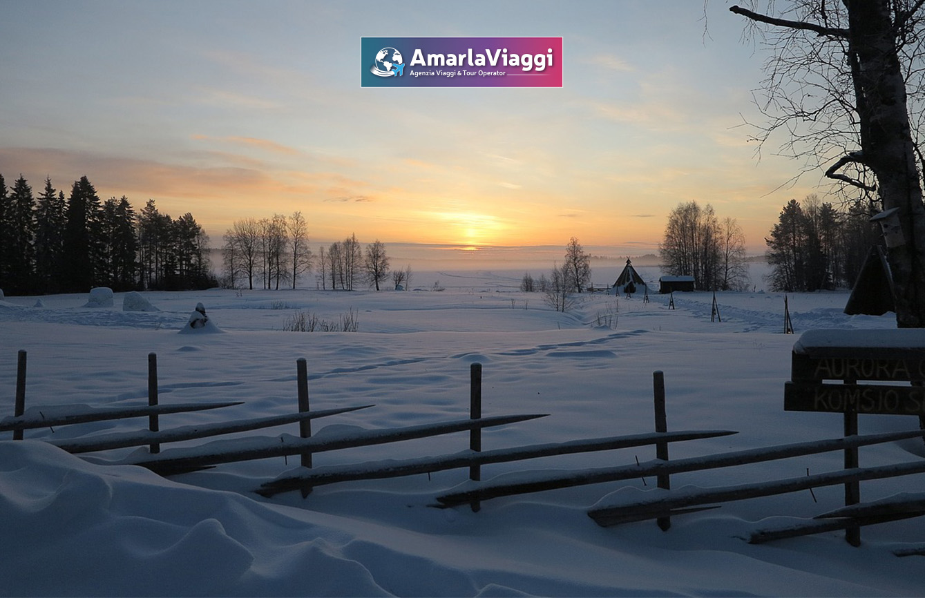 Tour a Rovaniemi nella terra di Babbo Natale Tour Rovaniemi alla scoperta dei luoghi di Babbo Natale: alla ricerca dell'aurora boreale passando per il villaggio di Babbo Natale