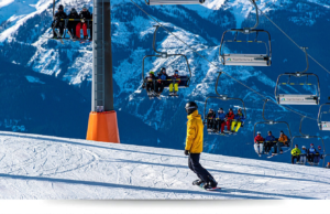 Esplora l'incantevole paesaggio invernale con Amarlaviaggi nel suggestivo "Weekend sulla neve in Sila a Lorica". Sci, relax e panorami mozzafiato ti attendono in questo indimenticabile rifugio montano.