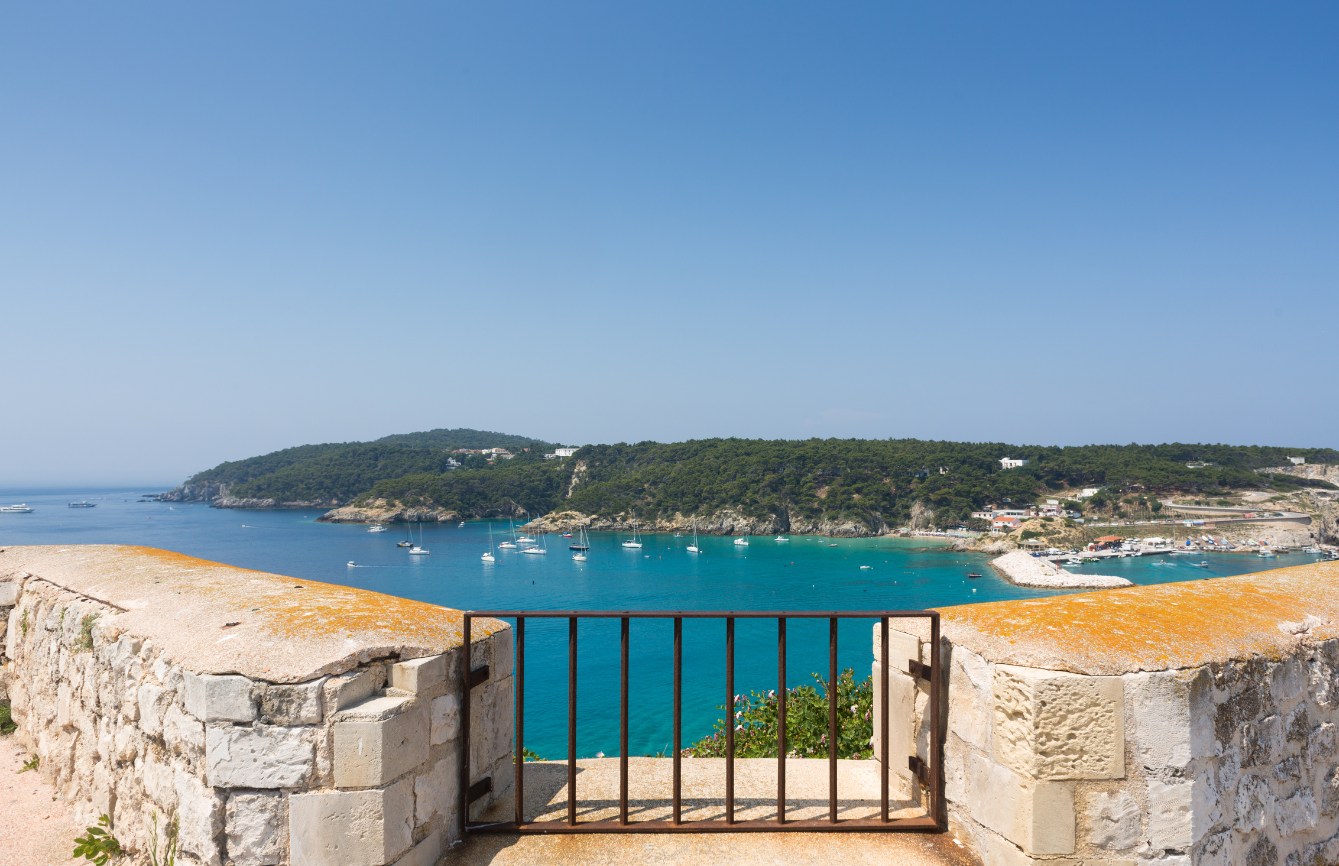 Vivi un weekend tra Bari e Termoli, esplorando le Isole Tremiti con visite a San Domino e San Nicola. Goditi la cultura locale, deliziosa cucina, spiagge e il pittoresco Borgo Antico di Termoli. Relax, storia e natura ti aspettano.