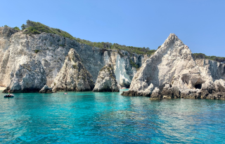 Vivi un weekend tra Bari e Termoli, esplorando le Isole Tremiti con visite a San Domino e San Nicola. Goditi la cultura locale, deliziosa cucina, spiagge e il pittoresco Borgo Antico di Termoli. Relax, storia e natura ti aspettano.