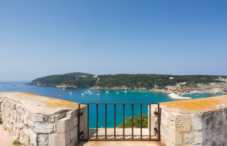 Vivi un weekend tra Bari e Termoli, esplorando le Isole Tremiti con visite a San Domino e San Nicola. Goditi la cultura locale, deliziosa cucina, spiagge e il pittoresco Borgo Antico di Termoli. Relax, storia e natura ti aspettano.
